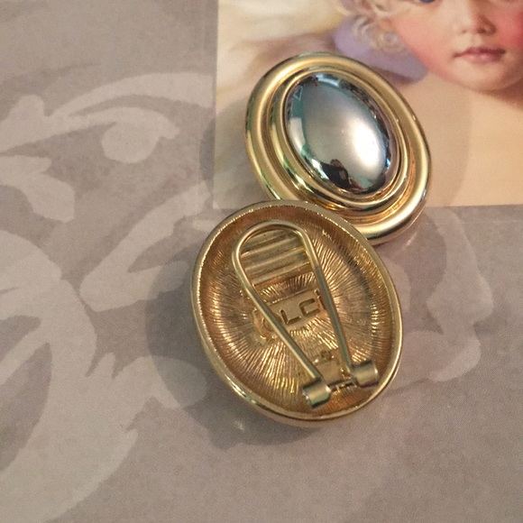 Vintage Liz Claiborne Clip on gold tone earrings - Picture 4 of 4